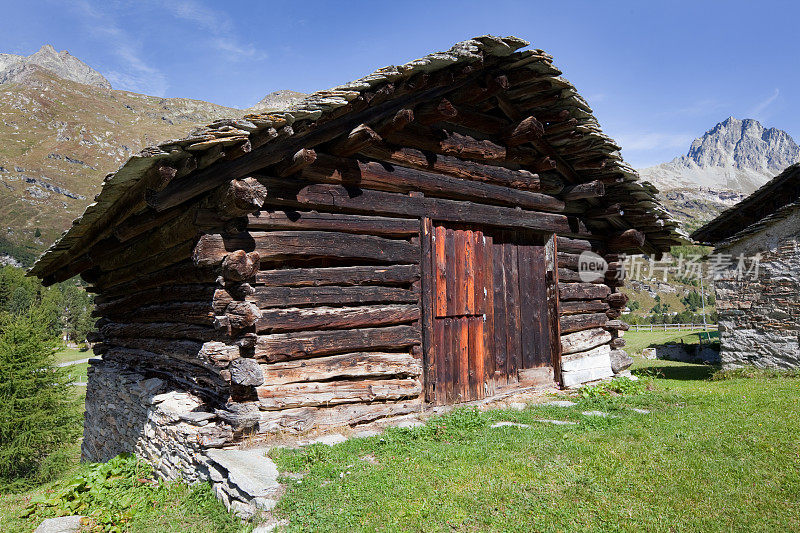 风化的小木屋，Maloja, Engandine, Graubunden坎顿，瑞士
